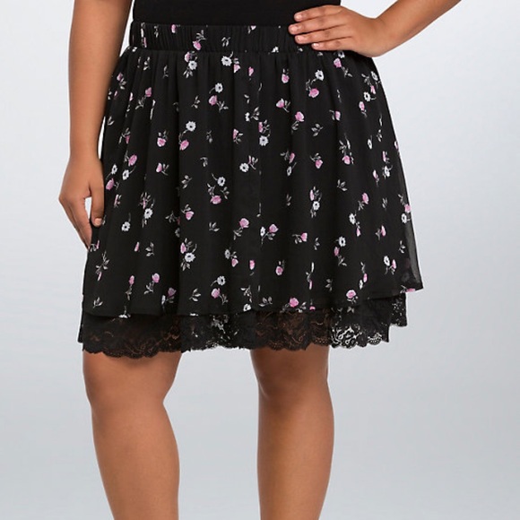 torrid Dresses & Skirts - Torrid Floral Lace Trim Skirt